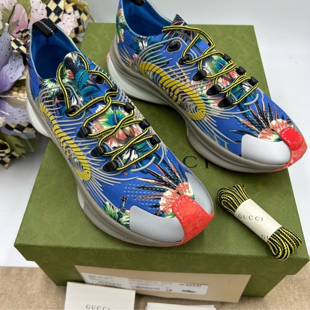 Men’s Gucci, blue run, low top sneakers size 8, made in Italy. Runs Big/ Fits 10
